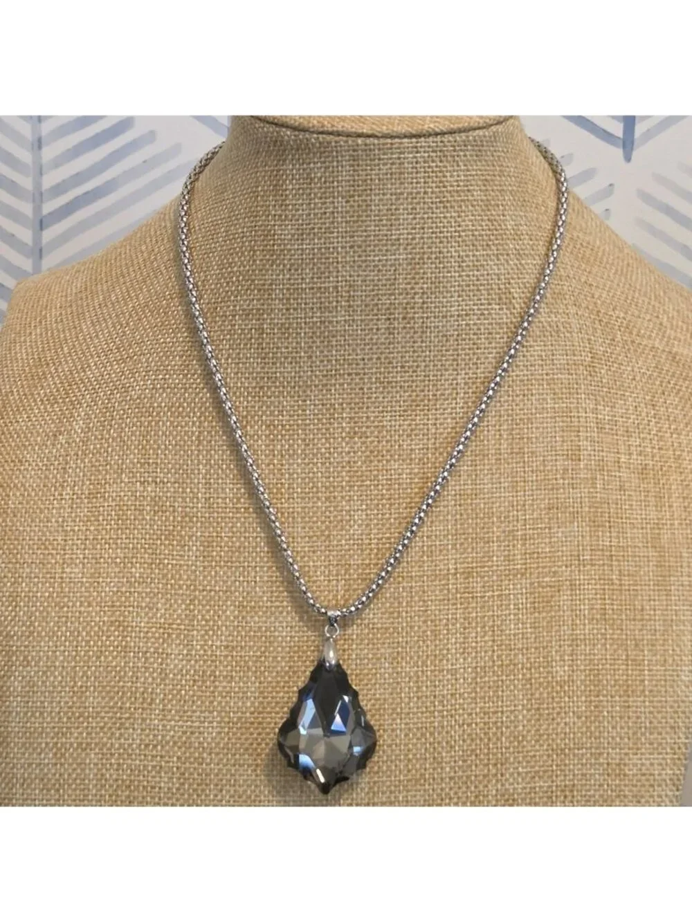 Large Faceted Crystal 18k White Gold Plated Pendant Silver Tone Chain Necklace